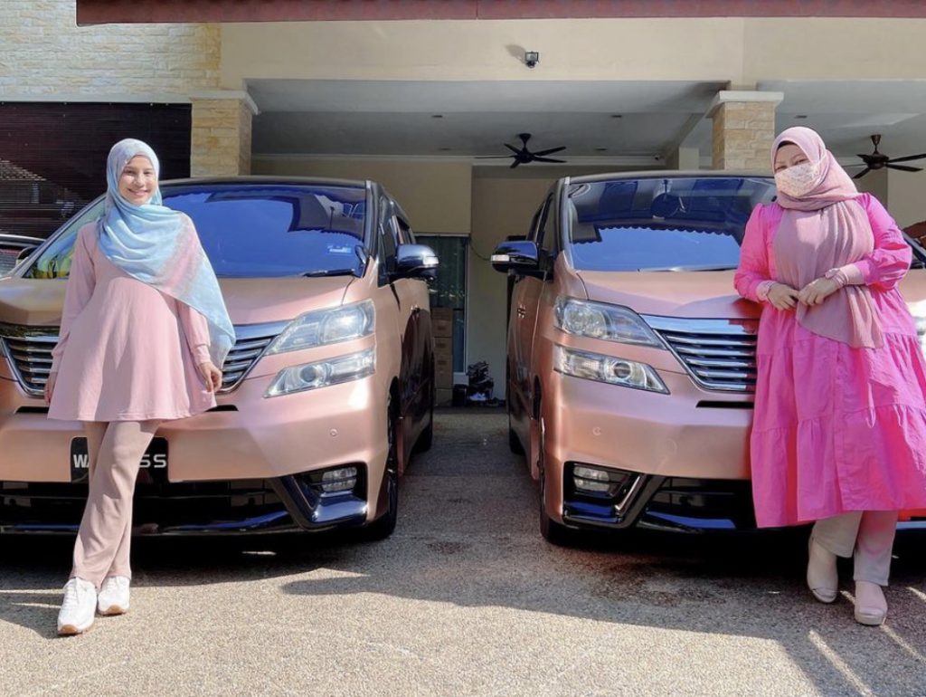 Lain Dari Lain, Warna Cat Vellfire Memey Suhaiza &#038; Abby Abadi Memang Cantik! &#8211; “Kan Kembar, Semua Sama Kecuali Nombor Plate Je Beza.”