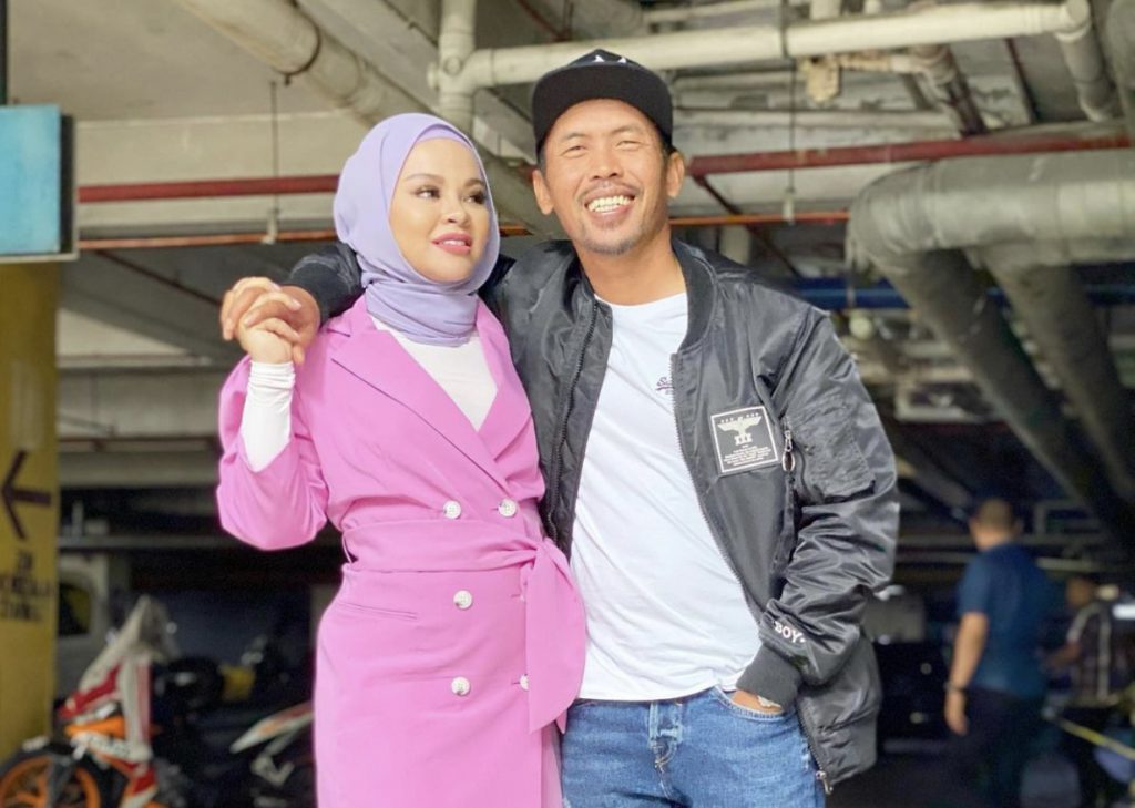 [VIDEO] “Bukan Nak Puji Sebab Dia Suami Saya,” – Shuib Bantu Jual Nasi Lemak, Siti Sarah Jelaskan 4 Sikap Sebenar Suami Yang Ramai Orang Tak Tahu