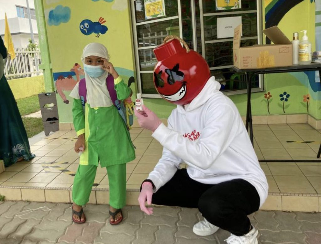 “Kakak Saya Juga Seorang Guru…,” – Achey Pergi Sekolah Agih 10,000 Cecair Pembasmi Kuman Bagi Kegunaan Cikgu & Murid
