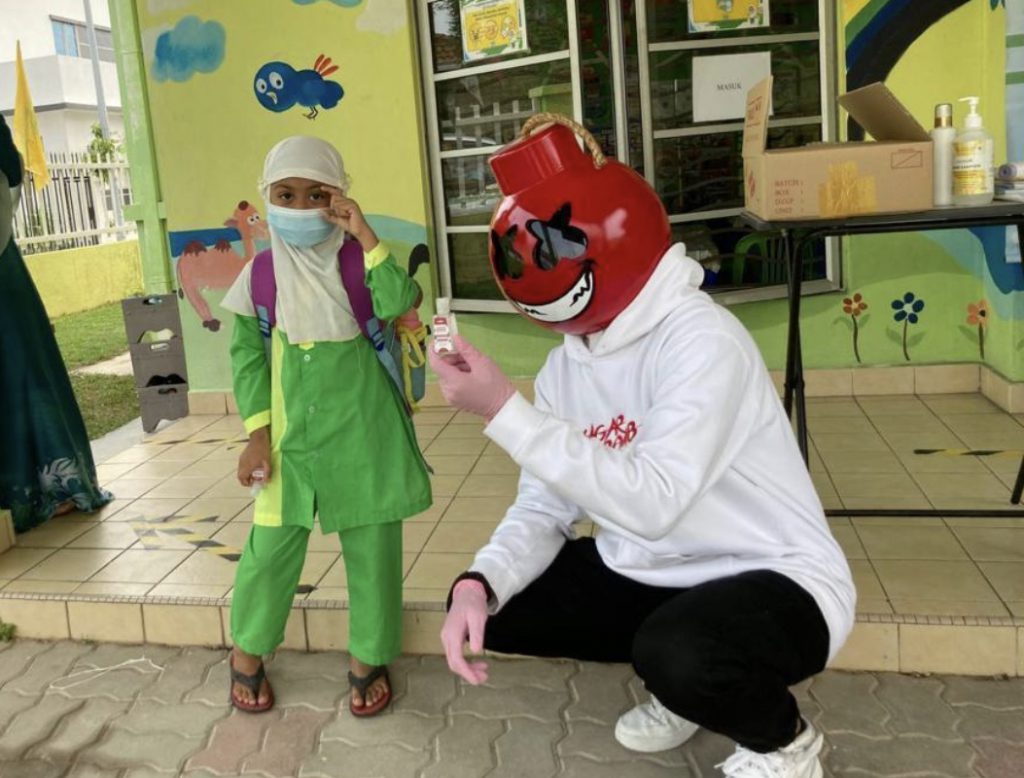 “Kakak Saya Juga Seorang Guru&#8230;,” &#8211; Achey Pergi Sekolah Agih 10,000 Cecair Pembasmi Kuman Bagi Kegunaan Cikgu &#038; Murid