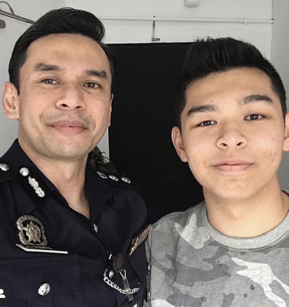 SPM : Norman Hakim Buat Solat Jemaah & Doa Selamat, Anak Sulung Cium Tangan Ibu Ayah Ambil Berkat