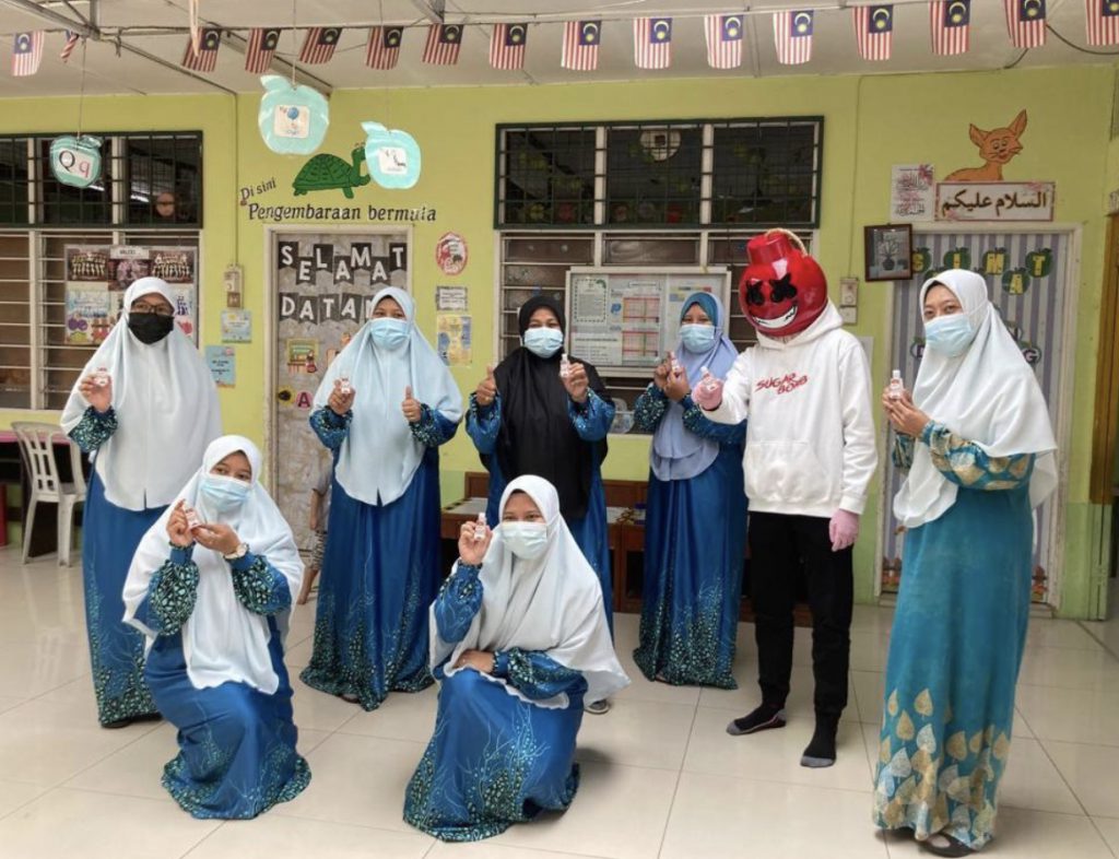 “Kakak Saya Juga Seorang Guru…,” – Achey Pergi Sekolah Agih 10,000 Cecair Pembasmi Kuman Bagi Kegunaan Cikgu & Murid
