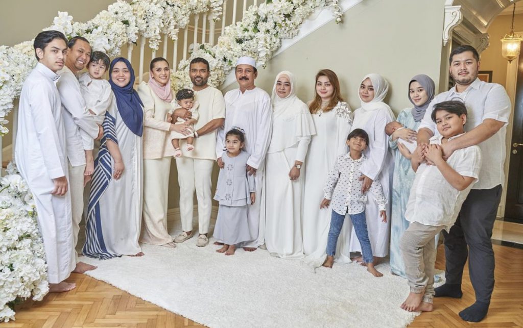 Pereka Fesyen Rizman Nordin & Isteri Anjur Majlis Akikah, Puteri Sulung Raih Perhatian – “Tak Puas Memandang Si Comel Rizqaa