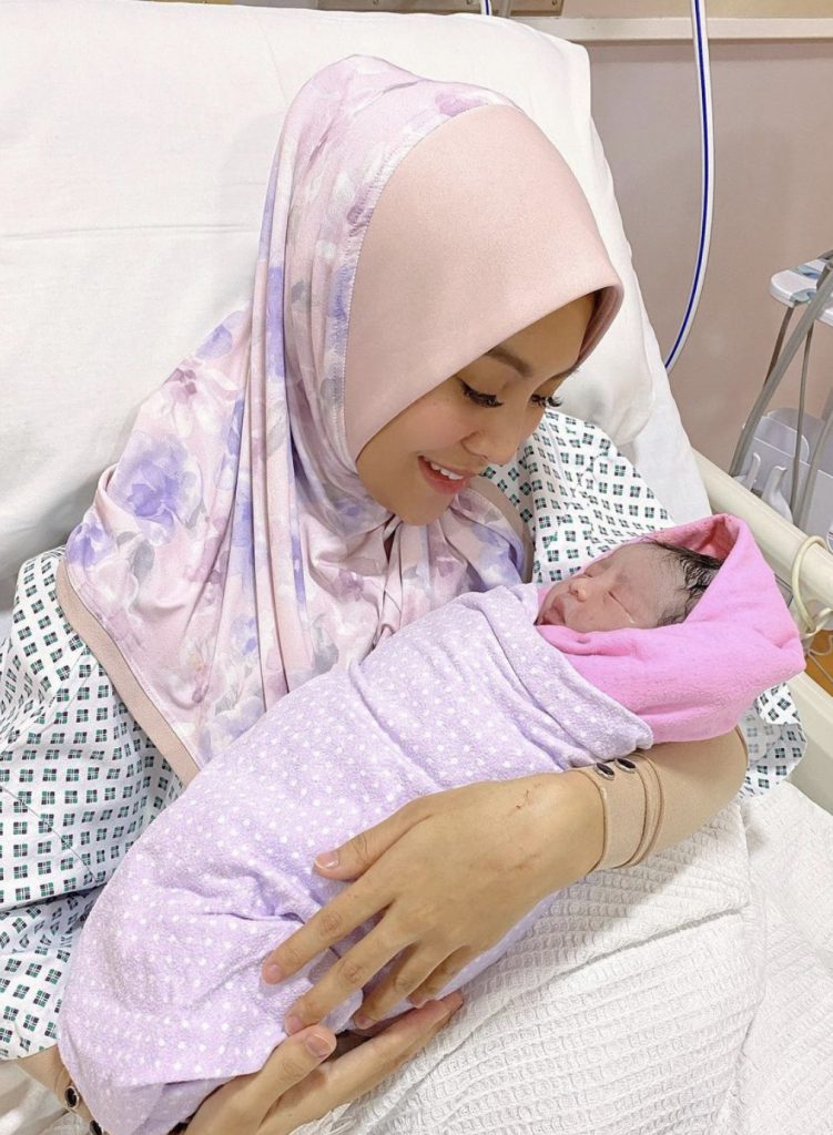 [GAMBAR] “Cinta Senyum Sebab&#8230;,” &#8211; Bagai Semalam Baru Dilahirkan, Mawar Rashid Maklum Baby Girl Genap 2 Bulan