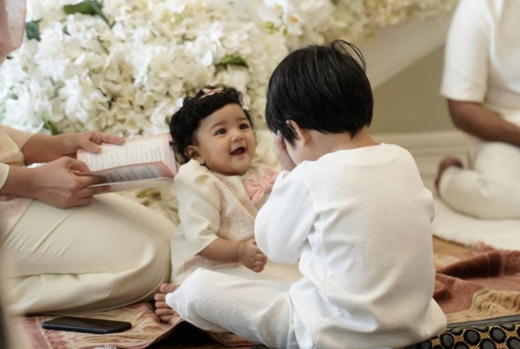 Pereka Fesyen Rizman Nordin & Isteri Anjur Majlis Akikah, Puteri Sulung Raih Perhatian – “Tak Puas Memandang Si Comel Rizqaa