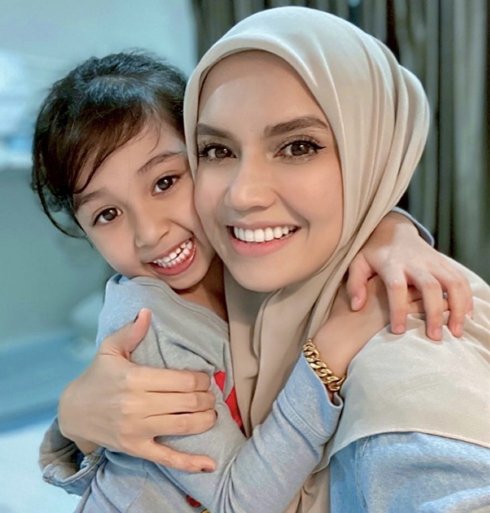 “Mak Pak Yang Jenis Selfish Berhenti Kereta Depan Sekolah Tunggu Anak, Lepas Tu Kereta Lain Tak Boleh Lalu,” – Faezah Elai Ambil Anak Naik Motorsikal