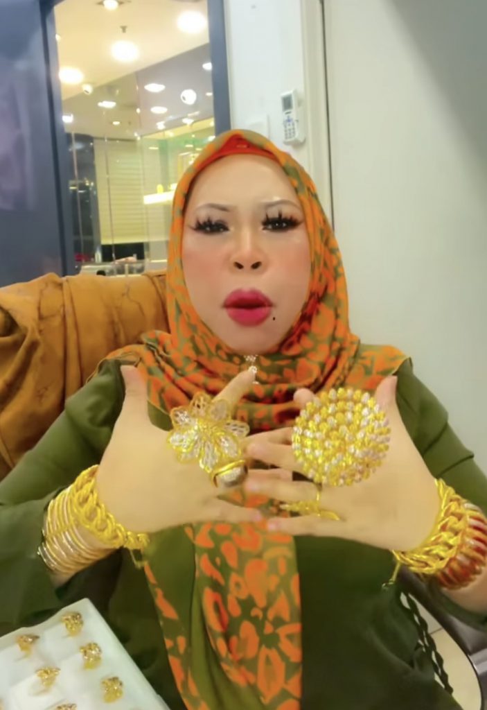 Cincin Ke Brooch? “Kalau Mampu, Tak Kan Nak Pakai Yang Kecil Kan? Lagi pun, Saya Niaga Emas,” – Datuk Vida