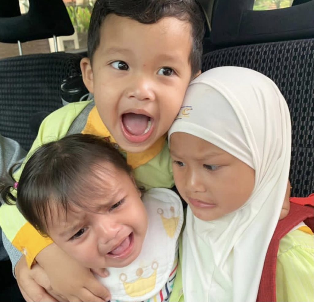 “Terbeli Lagi Itu Ini Untuk Anak-Anak,” – Sebagai Tanda Ingatan, Abby Abadi Tak Malu Beri Hadiah Murah