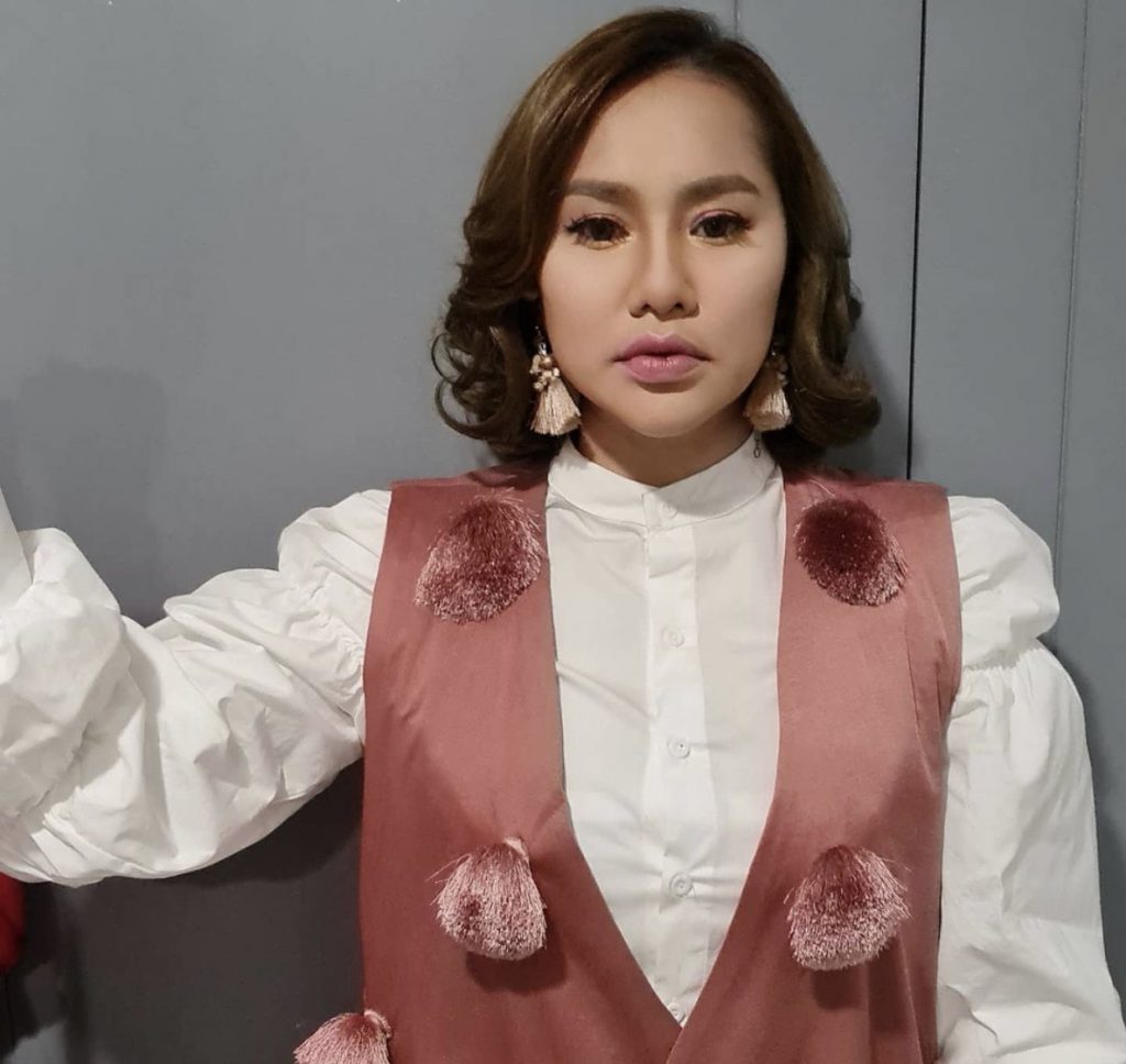 “Aina Ada Bertanya Sahabatnya Yang Menetap Di Korea,” &#8211; Pastikan Sebutan Betul, Elly Mazlein Akui Ramai Tak Sabar Tunggu Nyanyian ‘Live’ Dusta Cinta