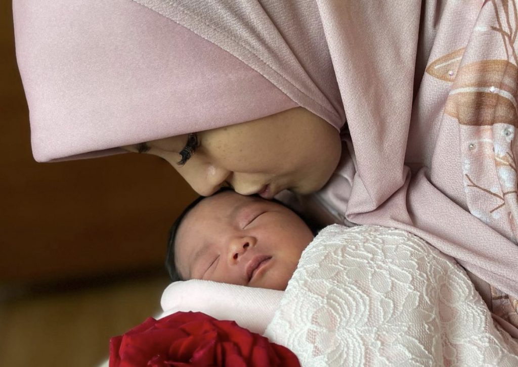 [GAMBAR] “Cinta Senyum Sebab&#8230;,” &#8211; Bagai Semalam Baru Dilahirkan, Mawar Rashid Maklum Baby Girl Genap 2 Bulan
