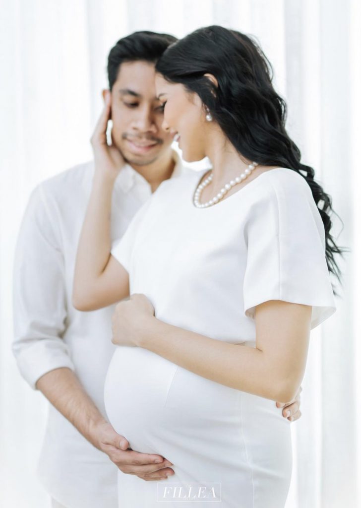 “Alhamdulillah 7 Bulan Dah,” &#8211; Sedondon Baju Putih Dengan Suami, Ain Edruce Kongsi Perkembangan Kehamilan Anak Sulung