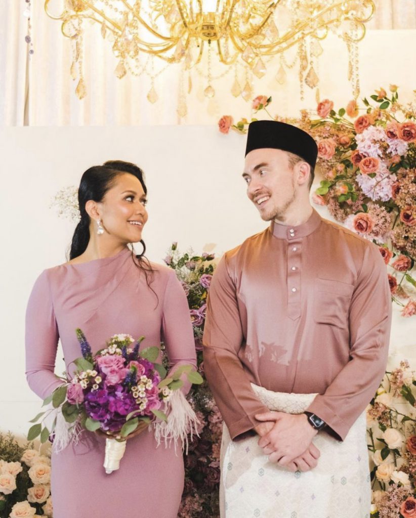 [GAMBAR] Sama Cantik Sama Padan, Ainul Aishah Selamat Bertunang Dengan Kekasih Hati