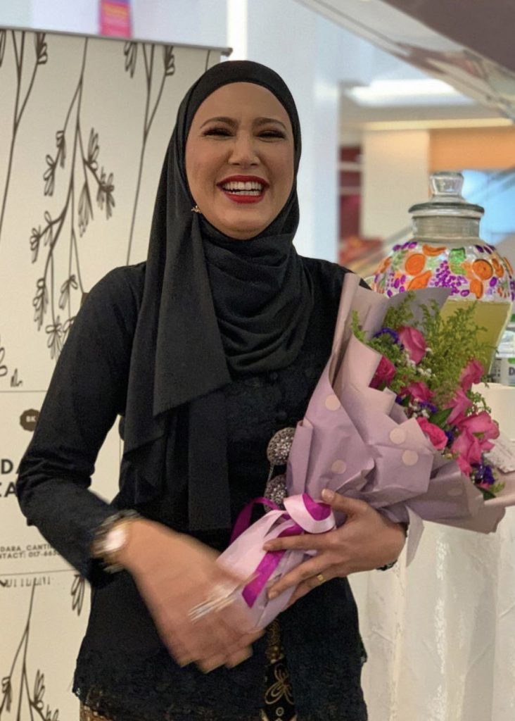 Fathia Latiff Komen Hubungan Jernih Dengan Zarina Anjoulie &#8211; Kalau Namanya True Friend, Faham Tak Macam Bergaduh Adik-Beradik?”