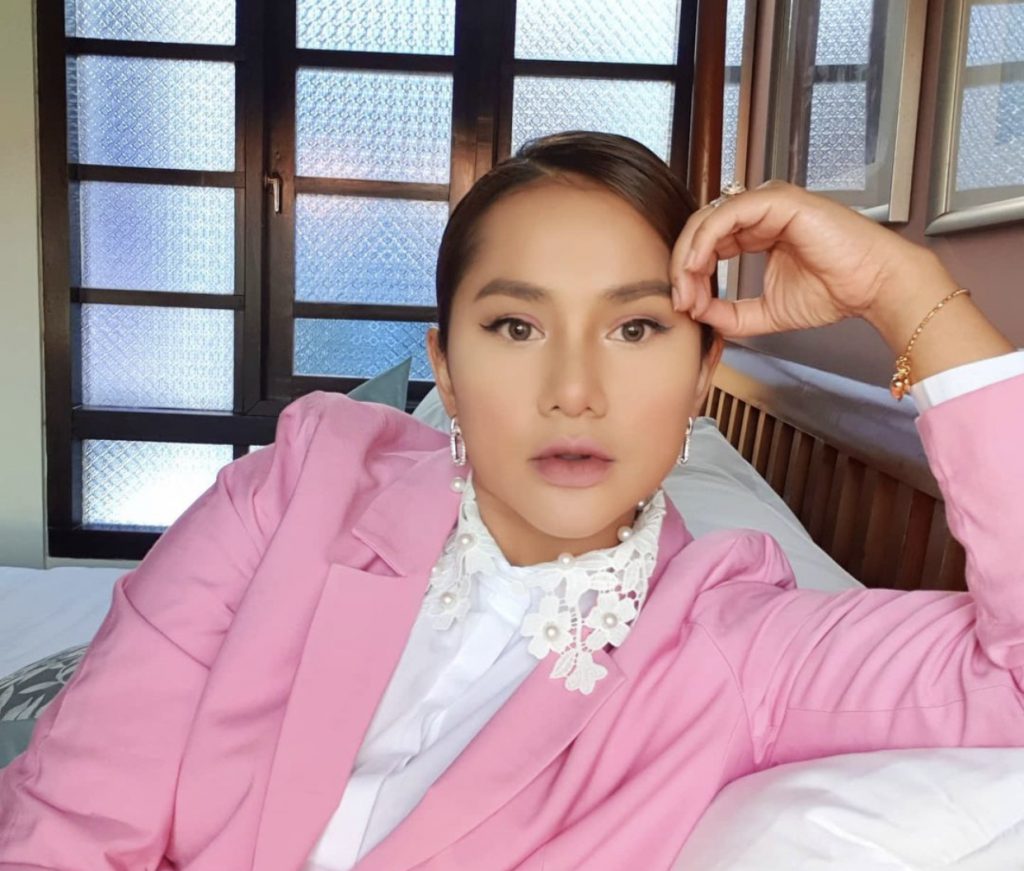 “Aina Ada Bertanya Sahabatnya Yang Menetap Di Korea,” – Pastikan Sebutan Betul, Elly Mazlein Akui Ramai Tak Sabar Tunggu Nyanyian ‘Live’ Dusta Cinta
