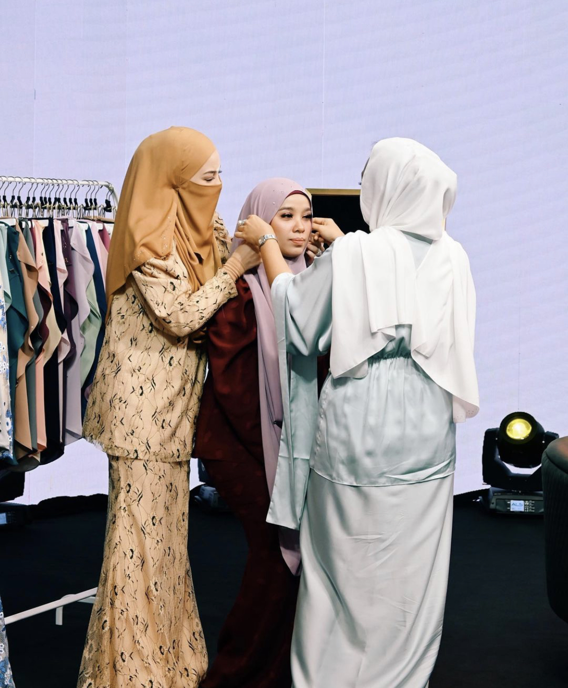 “Setiap Hari Akan Ada Orang Cakap I Gemuk,” &#8211; Pakai Jubah Waktu Jadi Hos Program Neelofa, Bella Zahir Terkilan Terima Komen Fasal Bentuk Badan