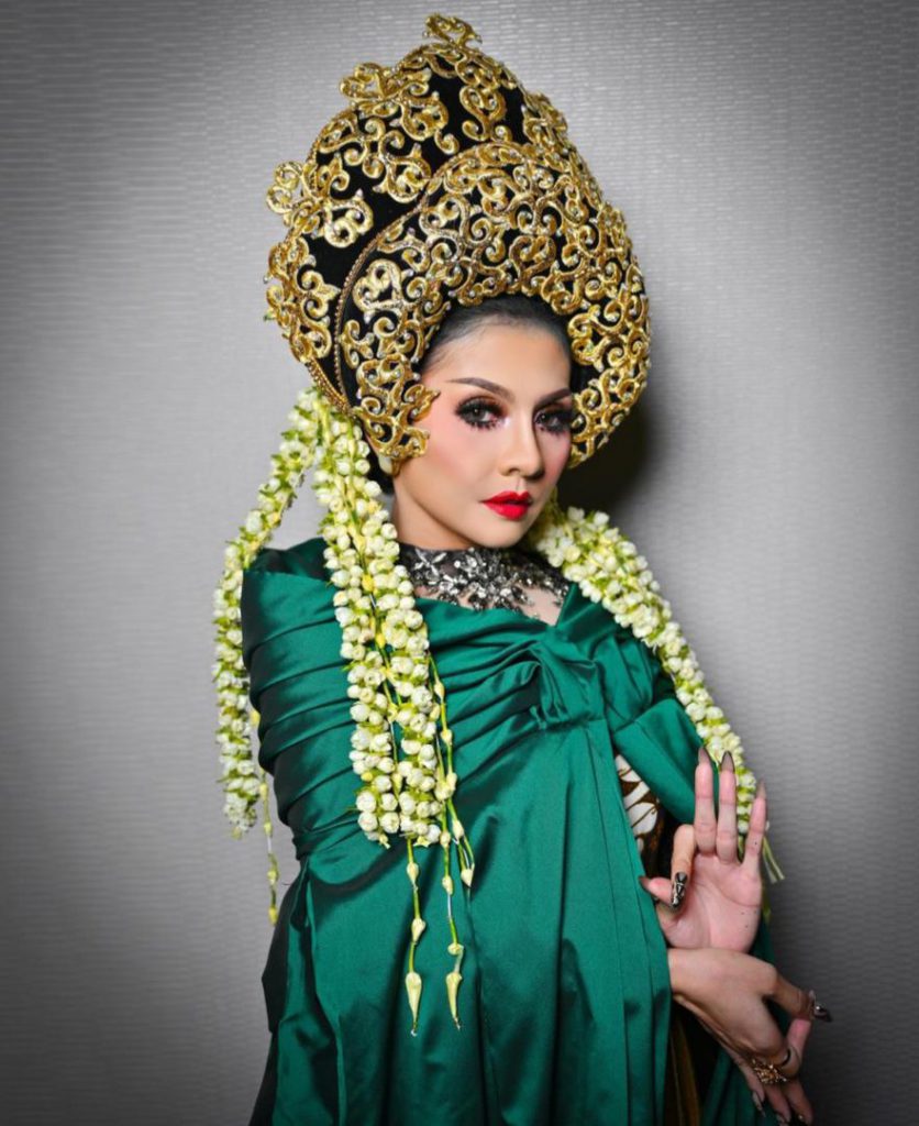 “Ramai Yang Tanya, Kenapa Saya Bawa Elemen Jawa, Kenapa Tak Melayu Je? Kan Orang Malaysia?,” – Ini Jawab Balas Zizi Kirana