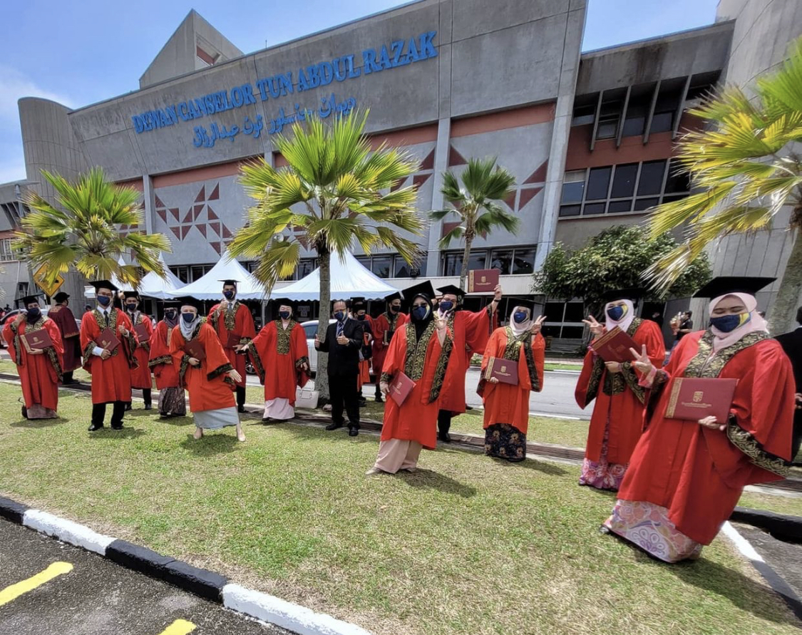 “Jangan Asyik Dok TikTok & Membuang Masa,” – Tamat Pengajian Ijazah Sarjana, Suami Ummi Nazeera, Dr. Izzar Seru Tingkatkan Ilmu