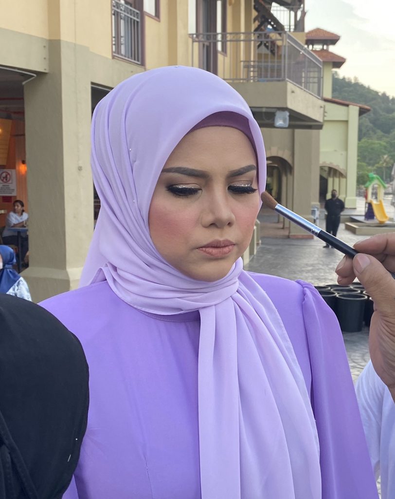 Pada Usia 40 Tahun, Datin Alyah Percaya Kuasa Doa &#8211; “Lagu Thank You Allah Bukan Sebab Saya Hamil.”