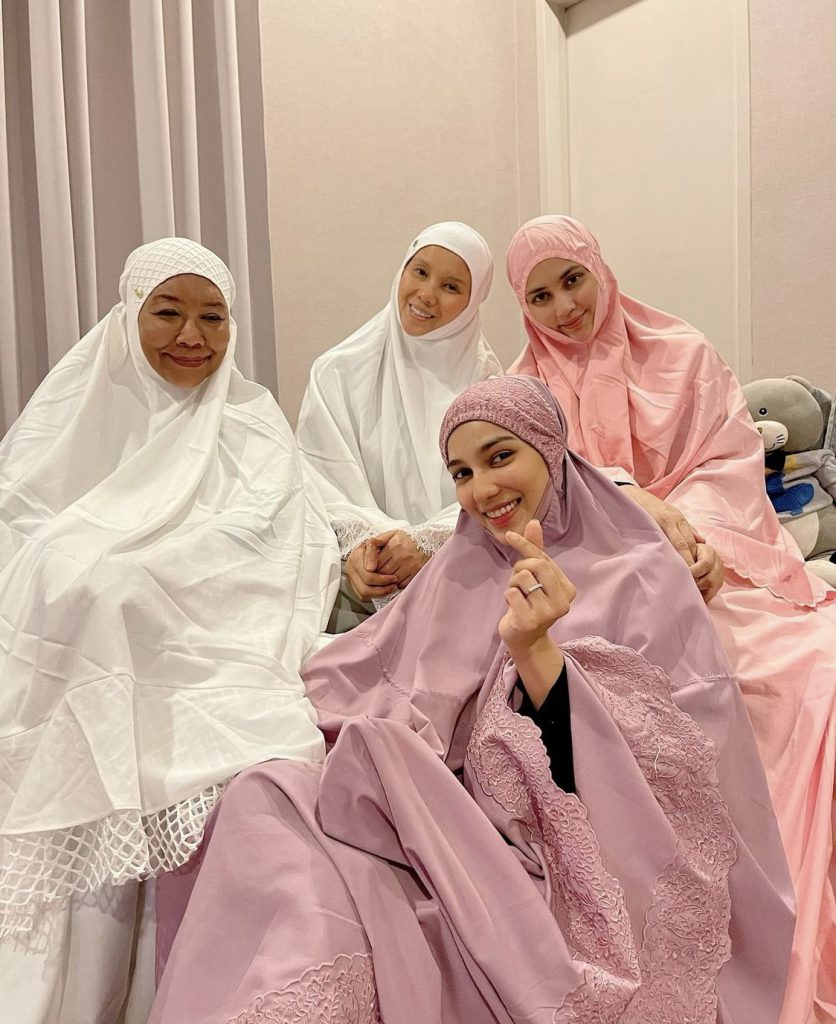“Syukur Alhamdulillah…,” – Solat Tarawih Bersama Keluarga Bakal Mentua Elisya, Fasha Sandha Terima Pujian Peminat