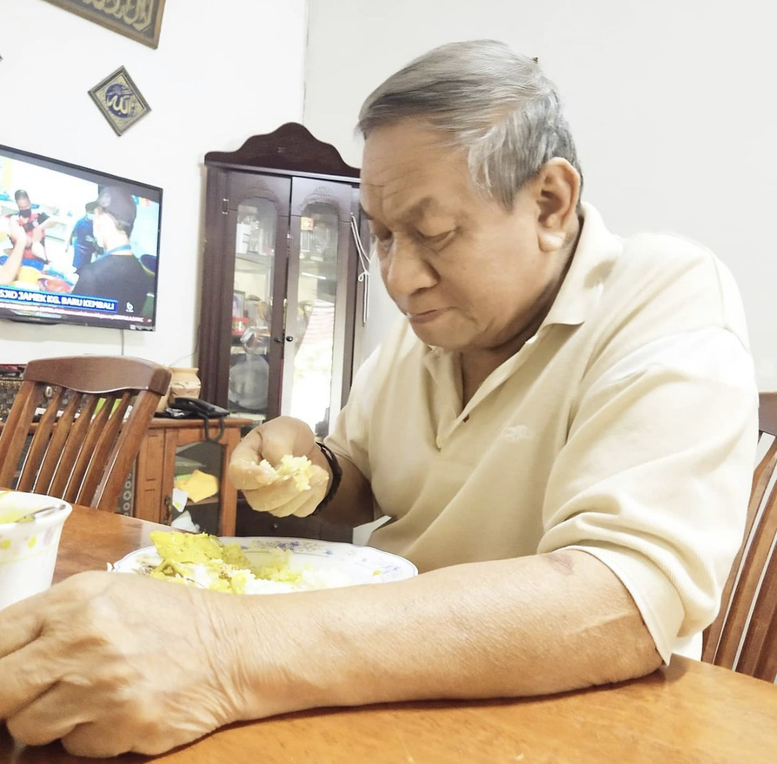 &#8220;Tak Payah Pakai Oksigen Lagi, Abah Dah Boleh Bernafas Sendiri,&#8221; &#8211; 4 Hari Di Hospital, Arja Lee Mohon Doa Harap Bapa Terus Kuat