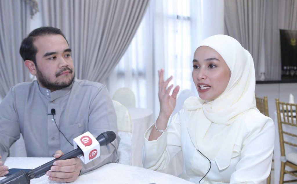 “Lepas Tular, Memang Rasa Tak Seronok Dengan Mak Iti,” &#8211; Mohon Maaf Isu ‘Payung’ Foto Adik, Asyraf &#038; Tya Arifin Akui TokTi Pesan Jadikan Iktibar