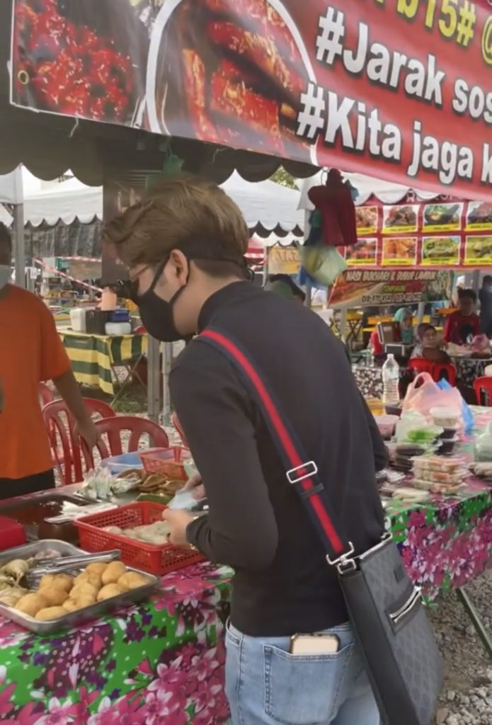 Video Lelaki Borong Makanan Di Bazar, Sedekahkan Kepada Orang Ramai Cetus Viral &#8211; “Saya Tak Pernah Minta Pun Dapat Perhatian, Kebetulan Allah Bagi Rezeki.”