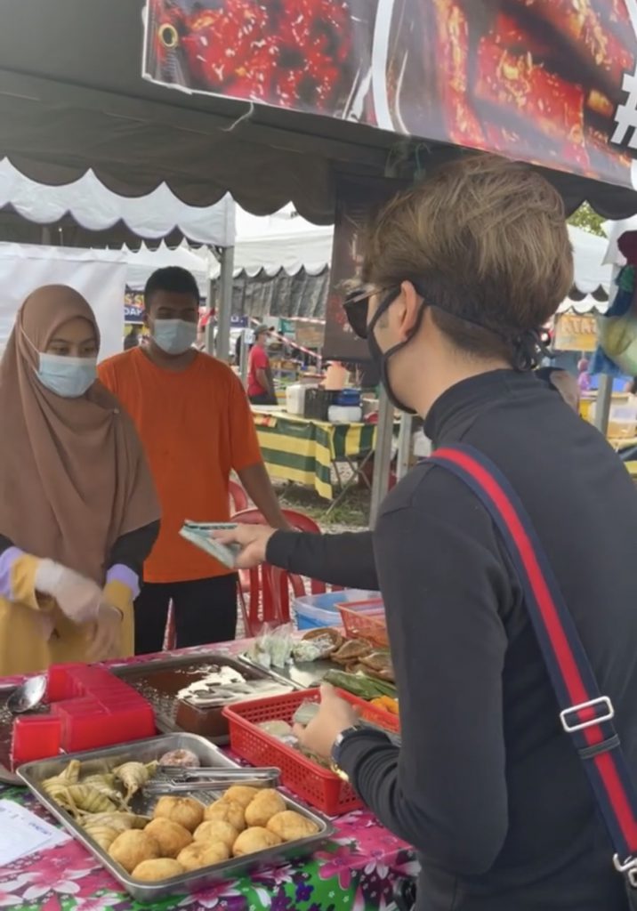 Video Lelaki Borong Makanan Di Bazar, Sedekahkan Kepada Orang Ramai Cetus Viral – “Saya Tak Pernah Minta Pun Dapat Perhatian, Kebetulan Allah Bagi Rezeki.”