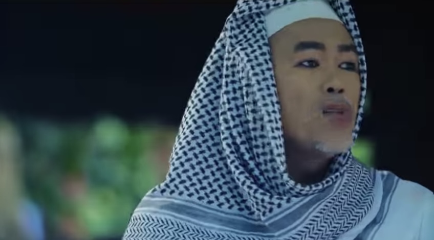 “Drama Ni Best Cuma…,” – Ramai Terkejut, Lakonan Ellie Suriaty Cium Kaki Jadi Perhatian Peminat