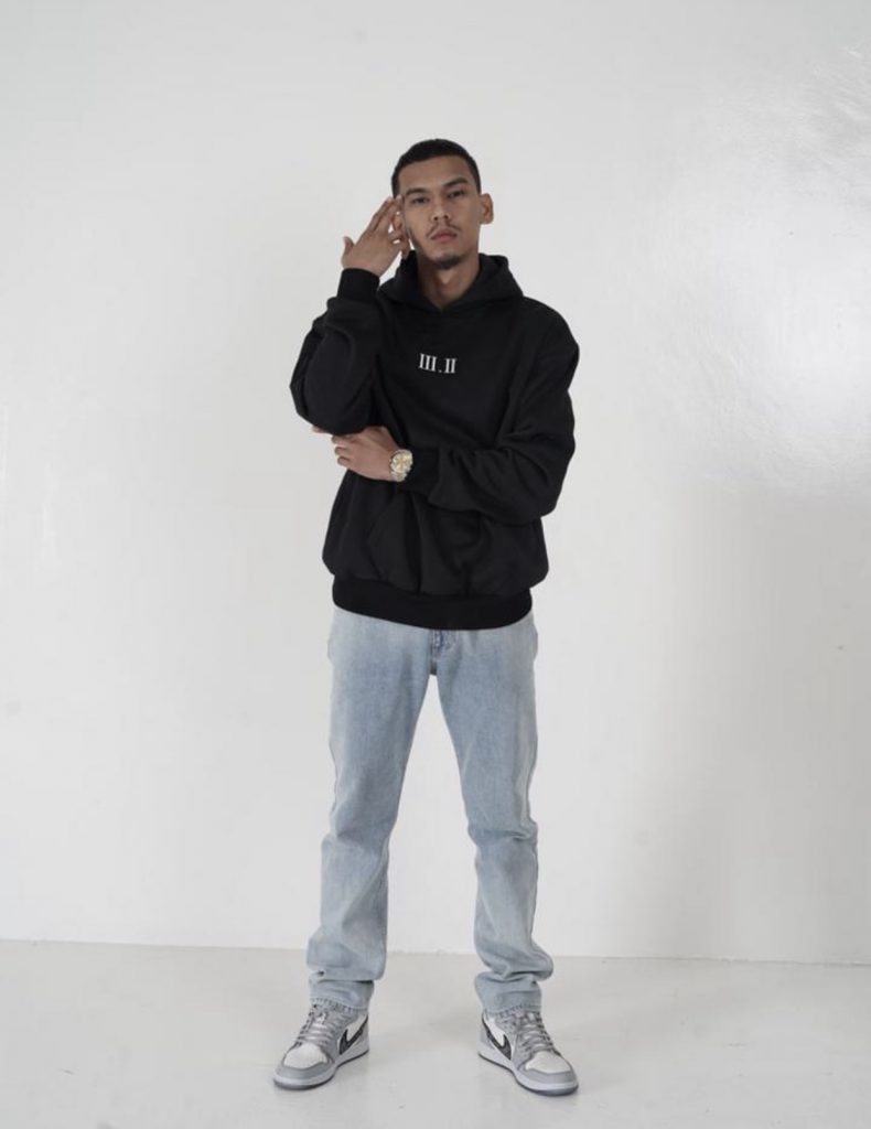 “Masanya Tepat Untuk Saya Kongsi Gaya Kegemaran,” – Jual Baju ‘Street Wear’ Sendiri, Semua Orang Boleh ‘Jadi’ Macam MK K-Clique!
