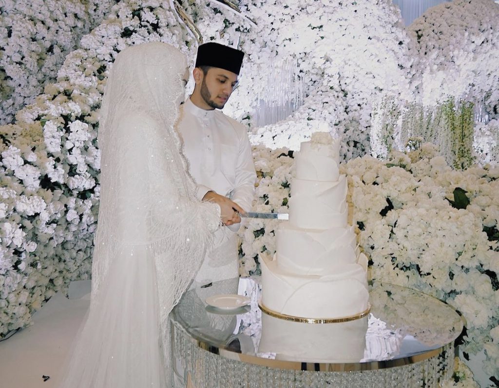 Gurau Nak Buat Majlis Sebab Komen ‘Private Wedding…No Camera And Phone Allowed’ Pada Foto Bersama Reekateemor, Neelofa Minta Bertenang