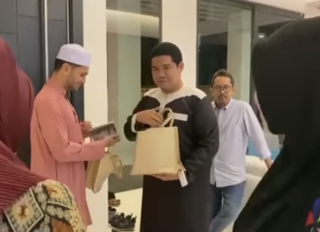 &#8220;Mungkin Orang Bercakap Soal Peribadi Saja, Bakatnya Banyak Lagi Boleh ‘Explore’,&#8221; &#8211; Tak Sabar! Kerjasama Alyah Bersama PU Riz Dalam Lagu