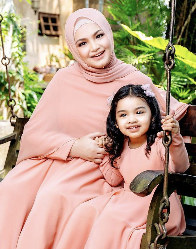 “Jadikan Anugerah Ini Anak Soleh Penyejuk Mata Ibu &#038; Ayah&#8230;Amin,” &#8211; Asyraf Khalid Kongsi Wajah Comel Baby Boy Siti, Instagram Dihujani Doa, Peminat Tumpang Gembira