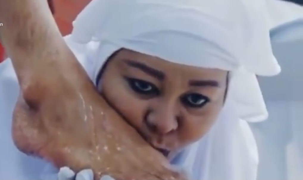 “Drama Ni Best Cuma…,” – Ramai Terkejut, Lakonan Ellie Suriaty Cium Kaki Jadi Perhatian Peminat