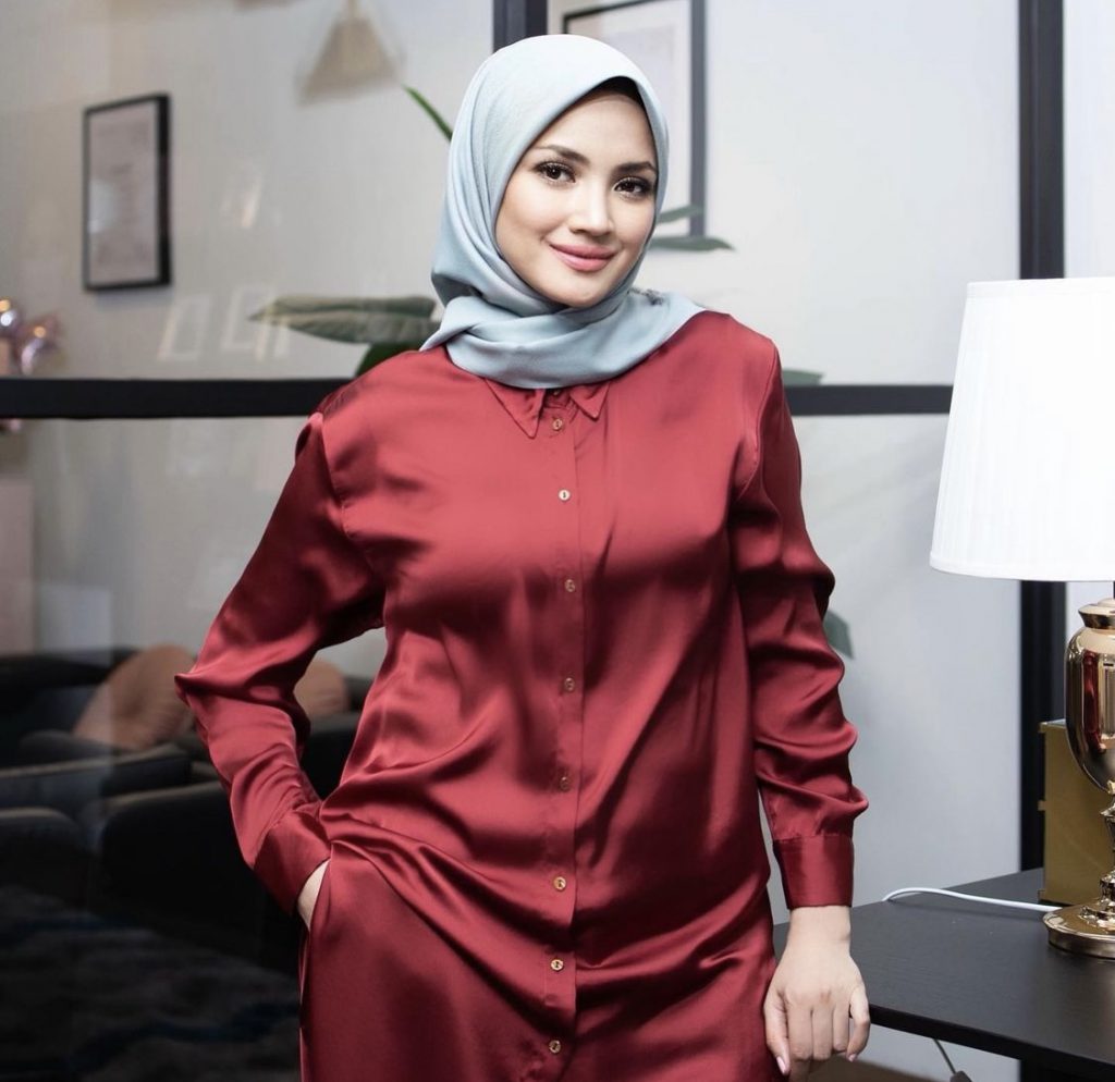 “Banyak Di Rumah & Office Saja,” – Akui Jarang ‘Update’ Di Media Sosial, Fazura Harap Tenang Jalani Ibadah Puasa