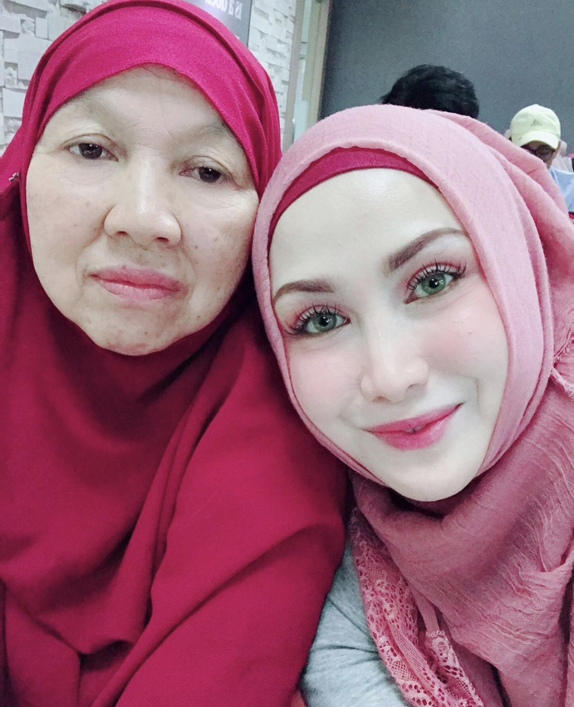 &#8220;Satu Je Permintaan Yang Tak Dapat Nak Tunaikan, Jodoh!,&#8221; &#8211; Khatam Al-Quran Sebagai Hadiah Birthday Ibu, Jue Aziz Sebak