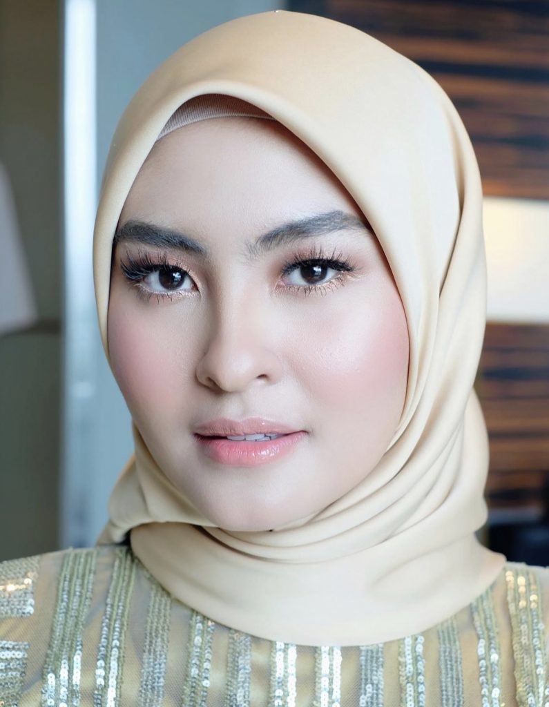 “Copy Paste Muka. Ayah Handsome, Patut Anak Nampak Comel,” – Kongsi Foto Bersama, Wajah Bapa Wany Hasrita Terima Tumpuan