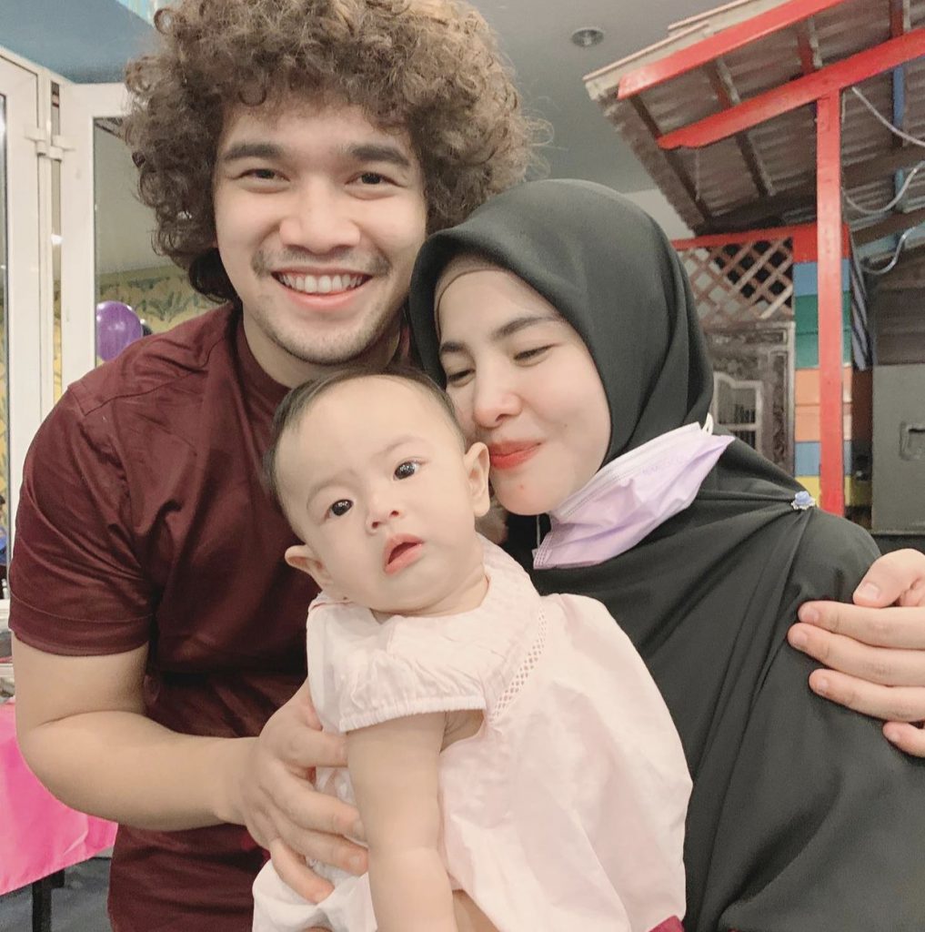 “Sesetengah Budak Gayat Nak Berdiri,” -Baru 10 Bulan, Anak Nadzmi Adhwa Dah Mula Belajar Bertatih, Jatuh Pun Bangkit Lagi!