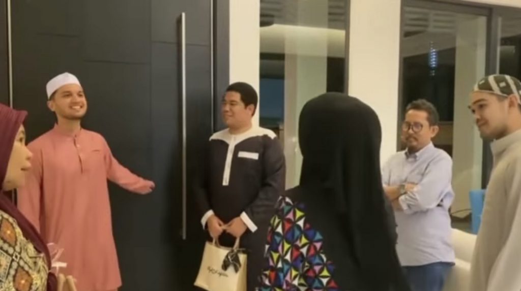 &#8220;Mungkin Orang Bercakap Soal Peribadi Saja, Bakatnya Banyak Lagi Boleh ‘Explore’,&#8221; &#8211; Tak Sabar! Kerjasama Alyah Bersama PU Riz Dalam Lagu