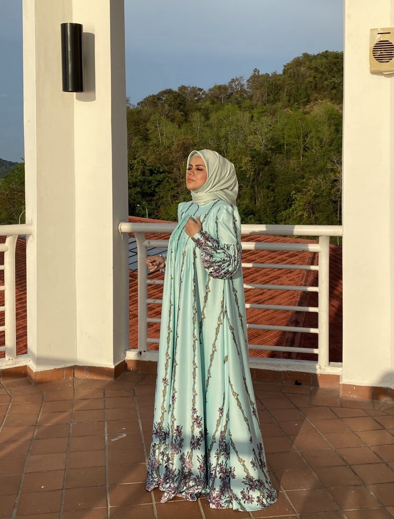 Pada Usia 40 Tahun, Datin Alyah Percaya Kuasa Doa – “Lagu Thank You Allah Bukan Sebab Saya Hamil.”