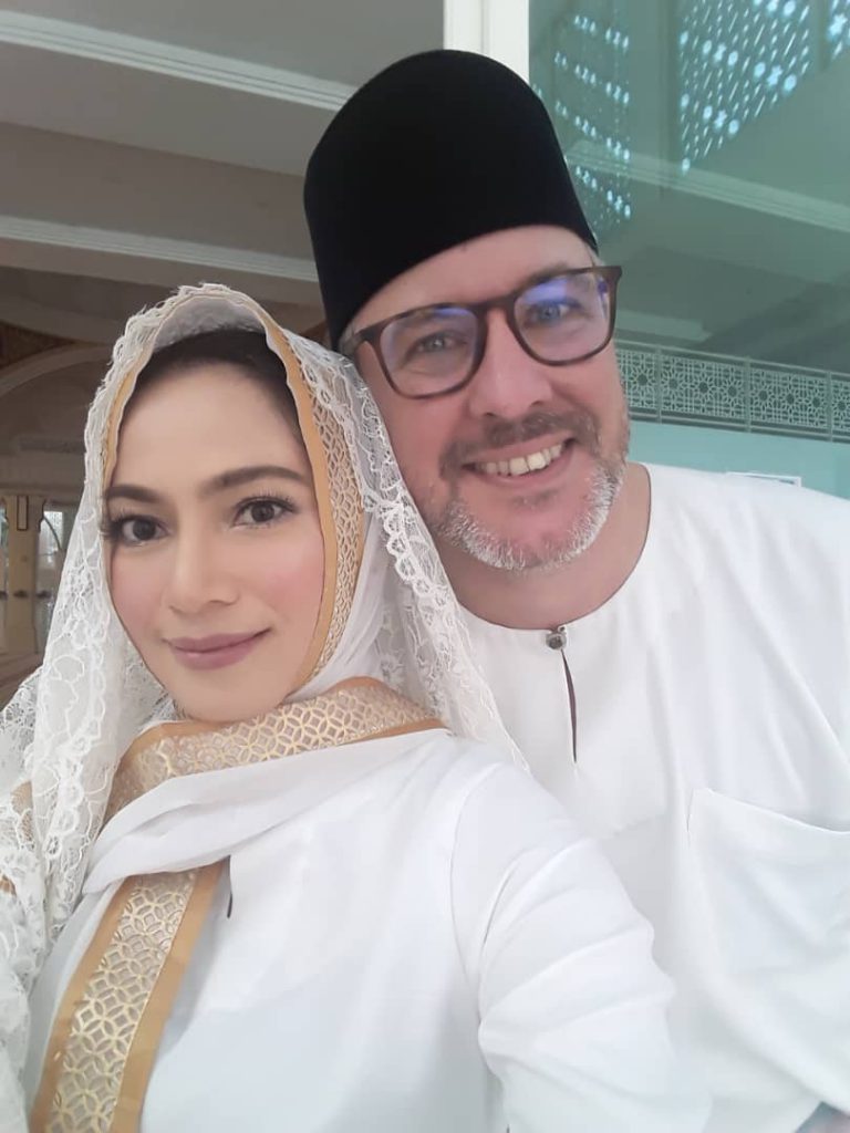 “Kami Kenal Menerusi Kawan,” &#8211; Haliza Misbun Sah Bergelar Isteri Warga British, Terima Sebuah Rumah Simbolik Bina Keluarga