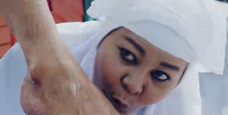 “Drama Ni Best Cuma…,” – Ramai Terkejut, Lakonan Ellie Suriaty Cium Kaki Jadi Perhatian Peminat