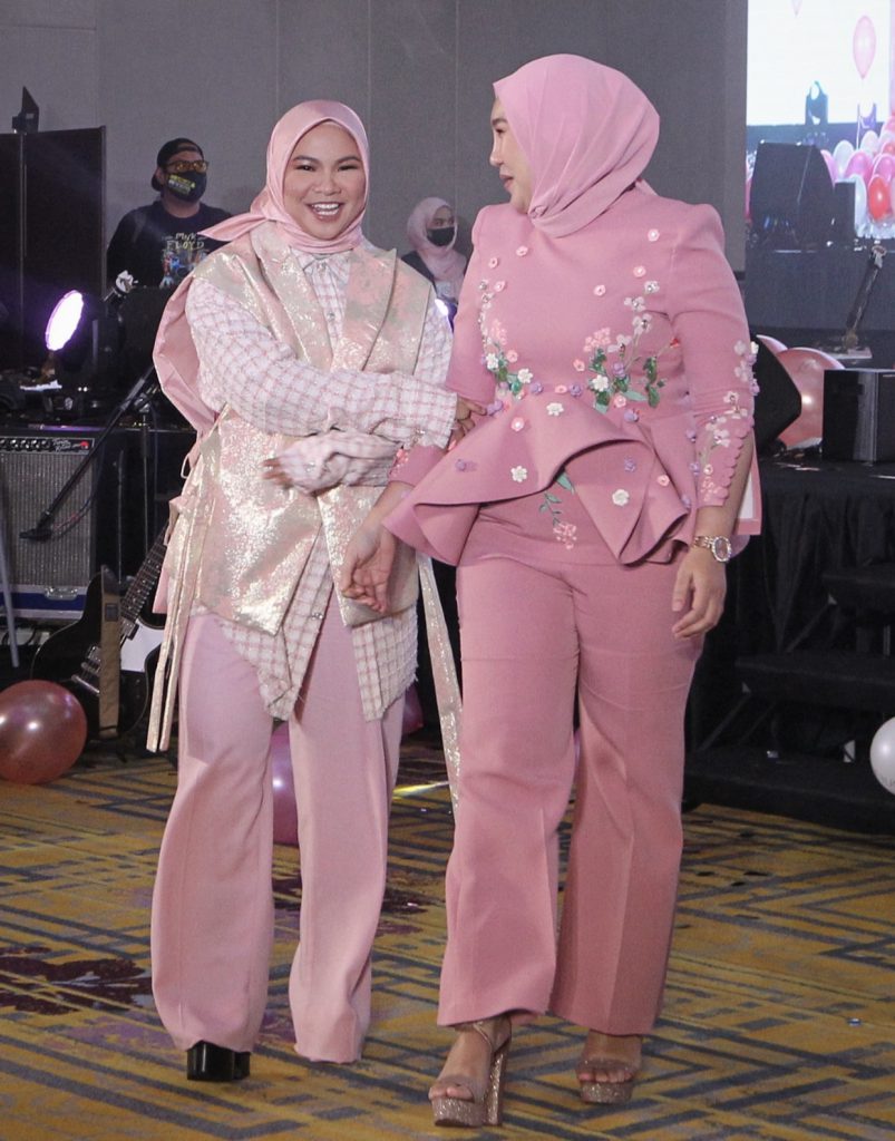 “Saya Tahu Apa Yang Saya Buat Dalam Tu,” – Tak Segan Kongsi, Aina Abdul Pernah 4 Tahun Cari Rezeki Menyanyi Dalam Kelab Malam
