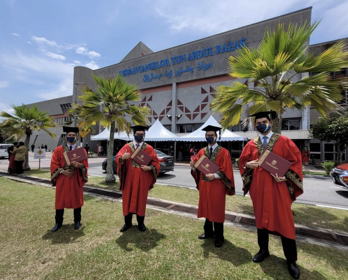 “Jangan Asyik Dok TikTok & Membuang Masa,” – Tamat Pengajian Ijazah Sarjana, Suami Ummi Nazeera, Dr. Izzar Seru Tingkatkan Ilmu