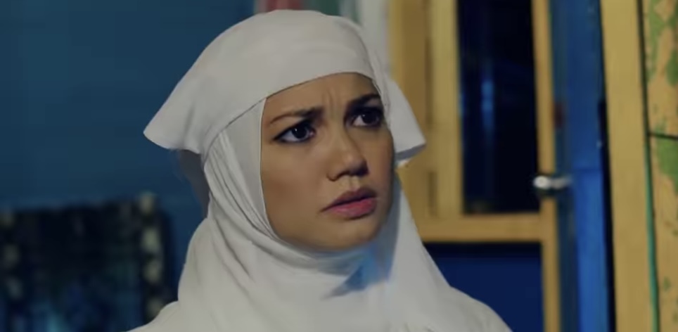 “Drama Ni Best Cuma&#8230;,” &#8211; Ramai Terkejut, Lakonan Ellie Suriaty Cium Kaki Jadi Perhatian Peminat