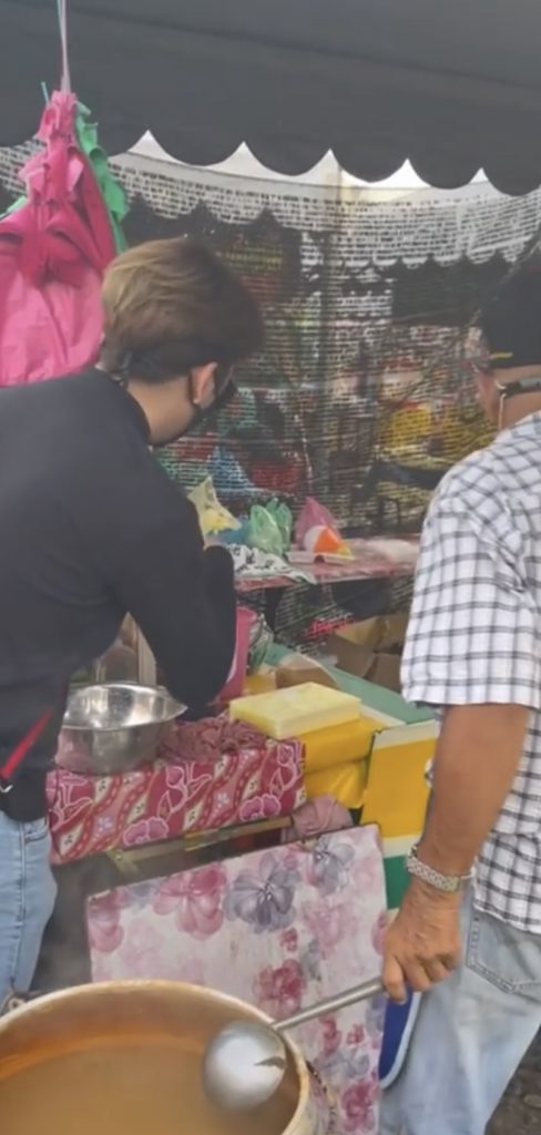 Video Lelaki Borong Makanan Di Bazar, Sedekahkan Kepada Orang Ramai Cetus Viral – “Saya Tak Pernah Minta Pun Dapat Perhatian, Kebetulan Allah Bagi Rezeki.”
