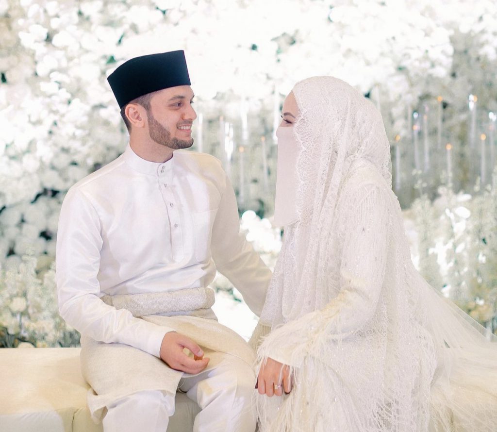 Gurau Nak Buat Majlis Sebab Komen ‘Private Wedding&#8230;No Camera And Phone Allowed’ Pada Foto Bersama Reekateemor, Neelofa Minta Bertenang