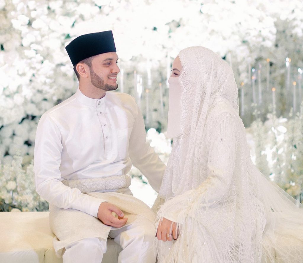 Gurau Nak Buat Majlis Sebab Komen ‘Private Wedding…No Camera And Phone Allowed’ Pada Foto Bersama Reekateemor, Neelofa Minta Bertenang