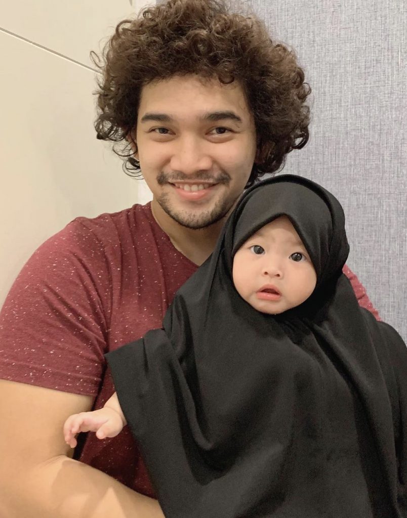 “Sesetengah Budak Gayat Nak Berdiri,” -Baru 10 Bulan, Anak Nadzmi Adhwa Dah Mula Belajar Bertatih, Jatuh Pun Bangkit Lagi!