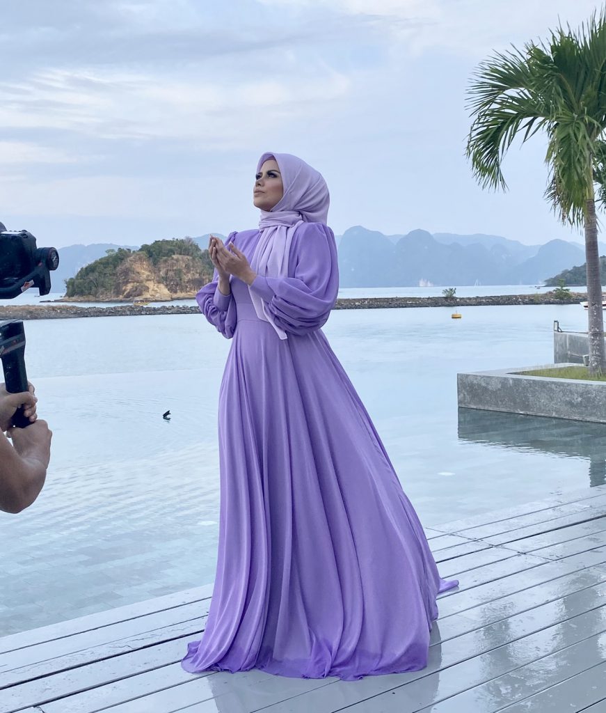 Pada Usia 40 Tahun, Datin Alyah Percaya Kuasa Doa &#8211; “Lagu Thank You Allah Bukan Sebab Saya Hamil.”