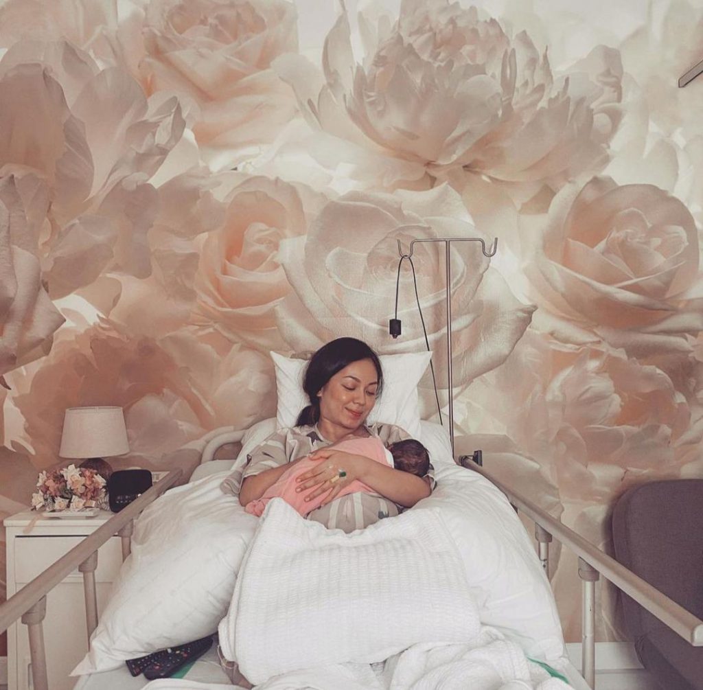 “Kerana Semua Melalui Nikmat & Sakit Yang Sama,” – Tak Perlu Banding, Ini Perkongsian Nad Zainal Buat Ibu Bersalin